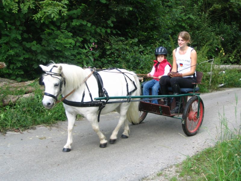 Isabella mit ihrem Pony July